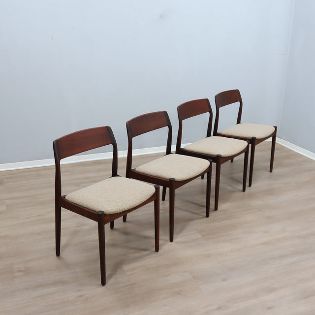 Set of 6 1960s Niels Otto Møller Danish solid teak dining chairs in off-white bouclé fabric. Set 6 sedie teak danesi anni 60 bouclé.