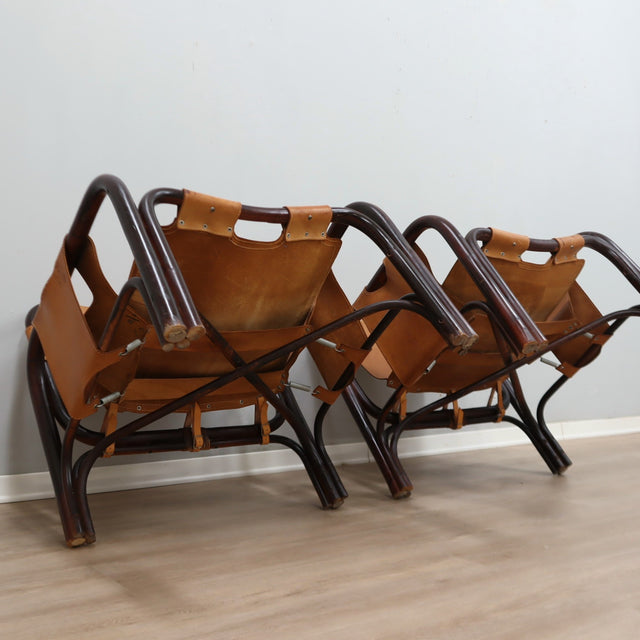 This original set of 1960s lounge chairs, designed by Tito Agnoli bamboo and leather arcmhair, lounge chair Bonacina vintage Fauteuils en bambou et cuir..