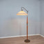 Osvaldo Borsani floor lamp e Lampadaire Osvaldo Borsani in Messing Kirschholz verstellbar e Laiton et bois de cerisier. Adjustable reading lamp anni '50.