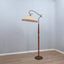 Osvaldo Borsani floor lamp e Lampadaire Osvaldo Borsani in Messing Kirschholz verstellbar e Laiton et bois de cerisier. Adjustable reading lamp anni '50.