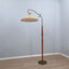 Osvaldo Borsani floor lamp e Lampadaire Osvaldo Borsani in Messing Kirschholz verstellbar e Laiton et bois de cerisier. Adjustable reading lamp anni '50.