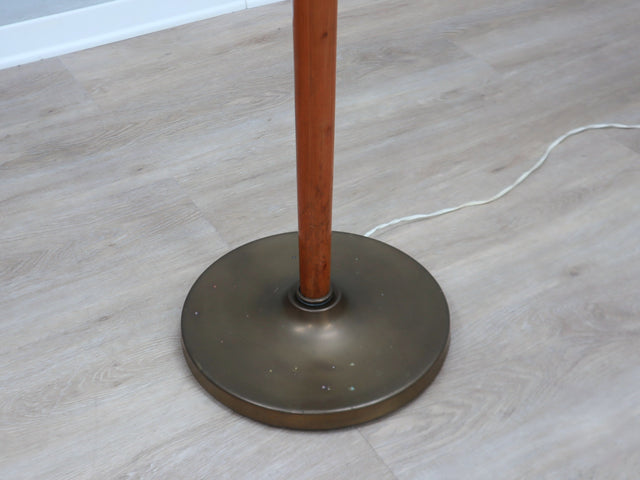 mid-century Italian design floor lamp Osvaldo Borsani - Varedo  late 1940s.
brass base and stem with solid cherry wood inserts, height-adjustable and includes an extending arm