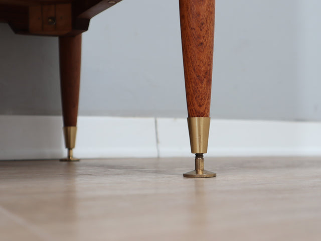 Restored 1960s Italian Teak Highboard: vintage buffet italiano in teak con piedi in ottone, Mid-Century Teak Schrank, aparador años 60, enfilade.