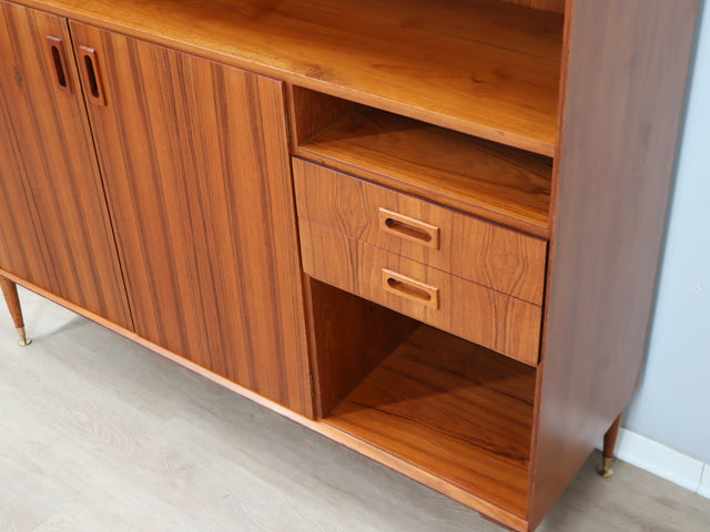 Restored 1960s Italian Teak Highboard: vintage buffet italiano in teak con piedi in ottone, Mid-Century Teak Schrank, aparador años 60, enfilade.
