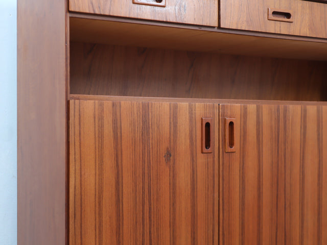 Restored 1960s Italian Teak Highboard: vintage buffet italiano in teak con piedi in ottone, Mid-Century Teak Schrank, aparador años 60, enfilade.