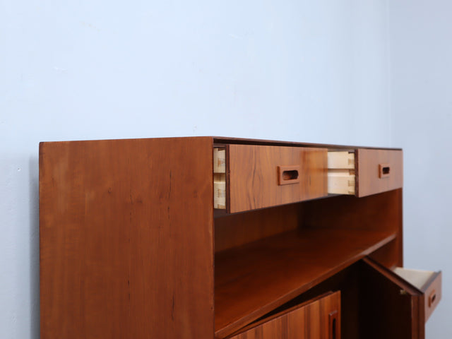 Restored 1960s Italian Teak Highboard: vintage buffet italiano in teak con piedi in ottone, Mid-Century Teak Schrank, aparador años 60, enfilade.