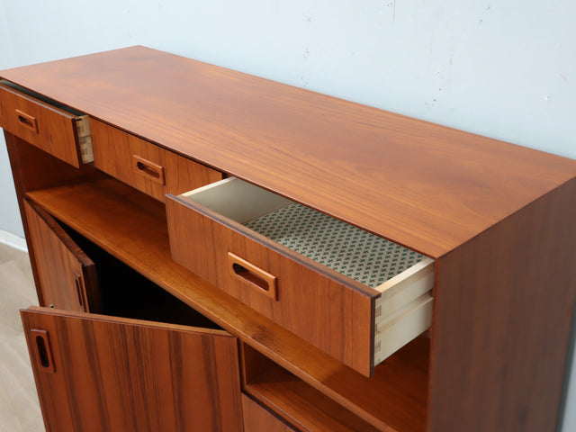 Restored 1960s Italian Teak Highboard: vintage buffet italiano in teak con piedi in ottone, Mid-Century Teak Schrank, aparador años 60, enfilade.