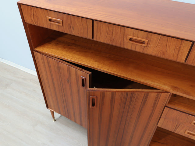 Restored 1960s Italian Teak Highboard: vintage buffet italiano in teak con piedi in ottone, Mid-Century Teak Schrank, aparador años 60, enfilade.