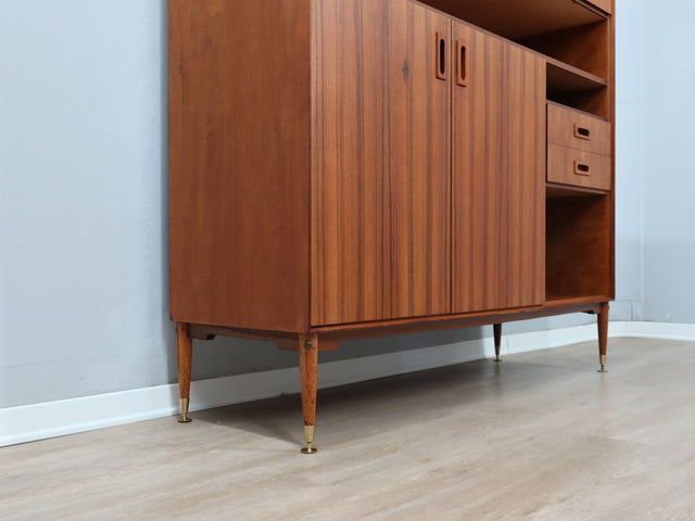 Restored 1960s Italian Teak Highboard: vintage buffet italiano in teak con piedi in ottone, Mid-Century Teak Schrank, aparador años 60, enfilade.