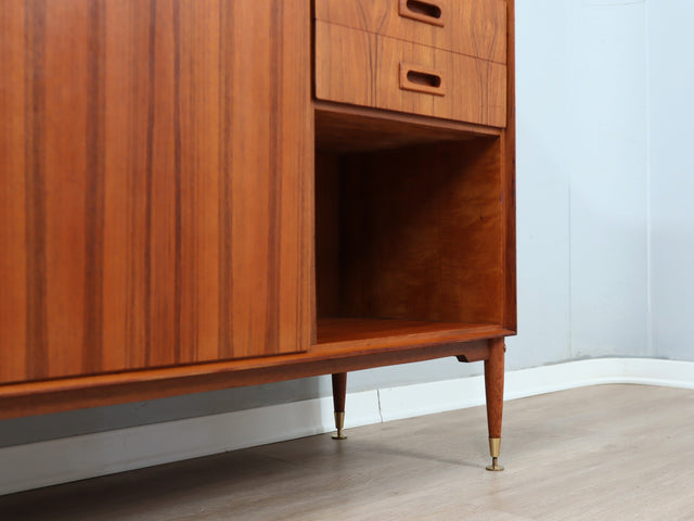Restored 1960s Italian Teak Highboard: vintage buffet italiano in teak con piedi in ottone, Mid-Century Teak Schrank, aparador años 60, enfilade.