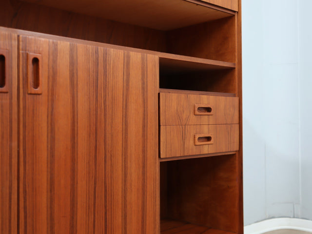 Restored 1960s Italian Teak Highboard: vintage buffet italiano in teak con piedi in ottone, Mid-Century Teak Schrank, aparador años 60, enfilade.