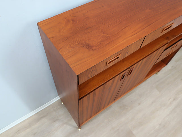 Restored 1960s Italian Teak Highboard: vintage buffet italiano in teak con piedi in ottone, Mid-Century Teak Schrank, aparador años 60, enfilade.
