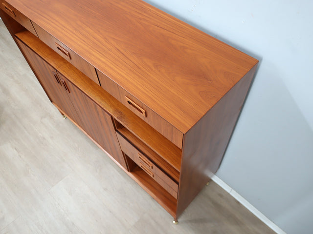 Restored 1960s Italian Teak Highboard: vintage buffet italiano in teak con piedi in ottone, Mid-Century Teak Schrank, aparador años 60, enfilade.