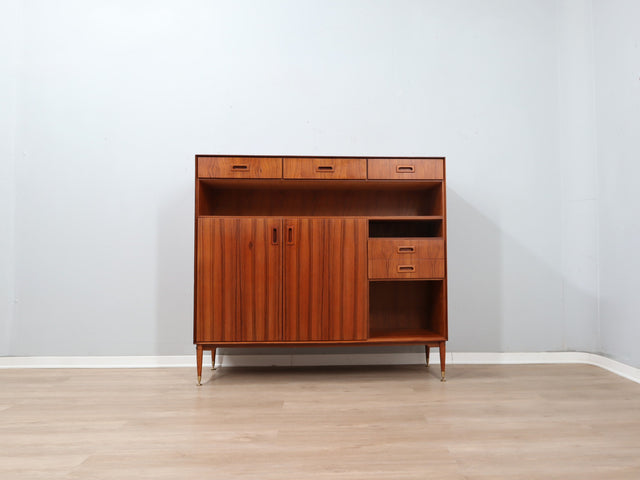 Restored 1960s Italian Teak Highboard: vintage buffet italiano in teak con piedi in ottone, Mid-Century Teak Schrank, aparador años 60, enfilade.