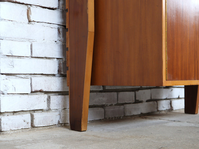 Asymmetric 1950s Italian teak wall unit with slatted back and plywood shelves. Teak Regal, estantería teca, bibliothèque teck, libreria dogat