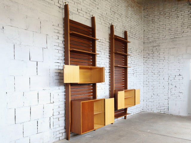 Asymmetric 1950s Italian teak wall unit with slatted back and plywood shelves. Teak Regal, estantería teca, bibliothèque teck, libreria dogat