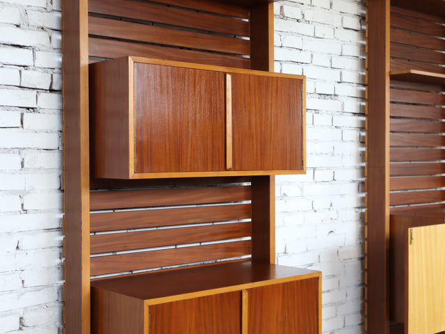 Asymmetric 1950s Italian teak wall unit with slatted back and plywood shelves. Teak Regal, estantería teca, bibliothèque teck, libreria dogat