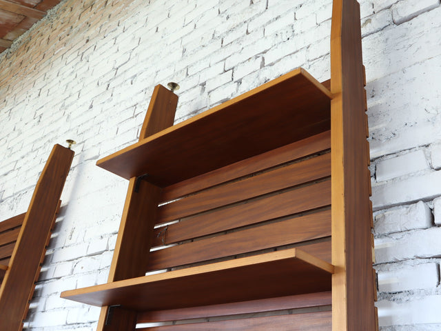 Asymmetric 1950s Italian teak wall unit with slatted back and plywood shelves. Teak Regal, estantería teca, bibliothèque teck, libreria dogat