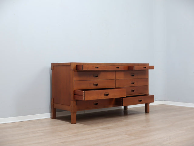 1970s Italian walnut multi-drawer credenza, recessed handles, solid wood feet. Mobile anni 70 noce massello. Buffet vintage en noyer. Sideboard Design.