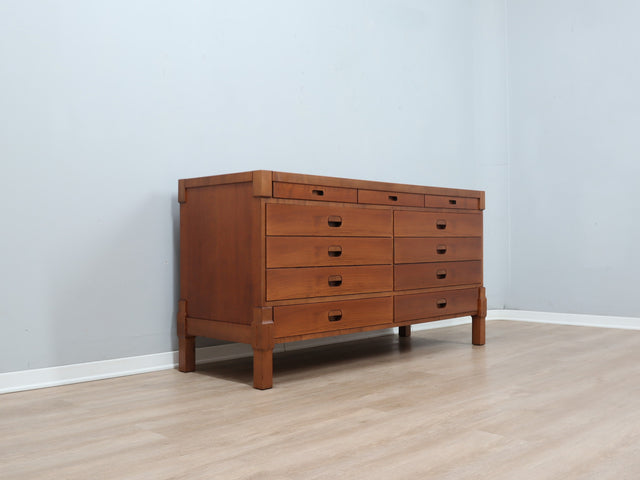 1970s Italian walnut multi-drawer credenza, recessed handles, solid wood feet. Mobile anni 70 noce massello. Buffet vintage en noyer. Sideboard Design.