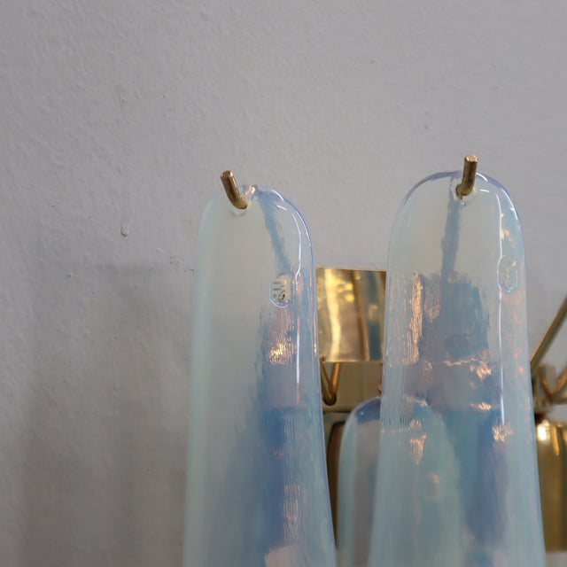 Pair of 1980s La Murrina Murano opal glass petal wall sconces with gold frame. Coppia applique vetro Murano La Murrina anni 80.