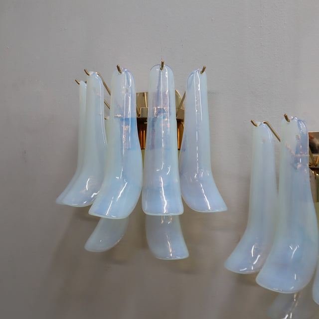 Pair of 1980s La Murrina Murano opal glass petal wall sconces with gold frame. Coppia applique vetro Murano La Murrina anni 80.