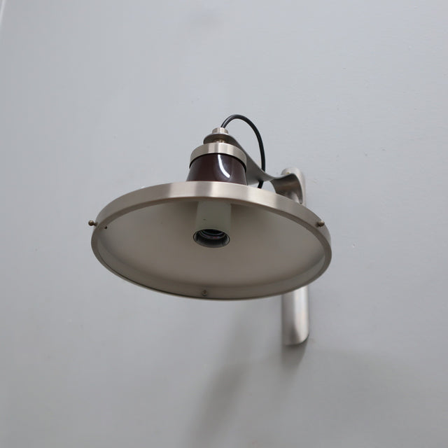 Set of 3 1960s Sergio Mazza "Pi" wall sconces for Artemide with brown lacquered caps and acid-etched glass. Appliques Sergio Mazza Artemide.   