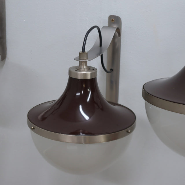 Set of 3 1960s Sergio Mazza "Pi" wall sconces for Artemide with brown lacquered caps and acid-etched glass. Appliques Sergio Mazza Artemide.   