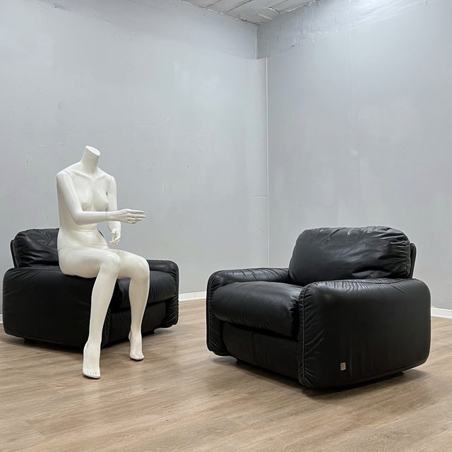 Pair of 1970s Italian Busnelli Piumotto black leather armchairs with original stamped ABS bases. Coppia poltrone Piumotto Busnelli in pelle nera.
