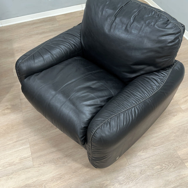 Pair of 1970s Italian Busnelli Piumotto black leather armchairs with original stamped ABS bases. Coppia poltrone Piumotto Busnelli in pelle nera.