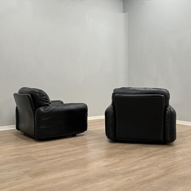 Pair of 1970s Italian Busnelli Piumotto black leather armchairs with original stamped ABS bases. Coppia poltrone Piumotto Busnelli in pelle nera.