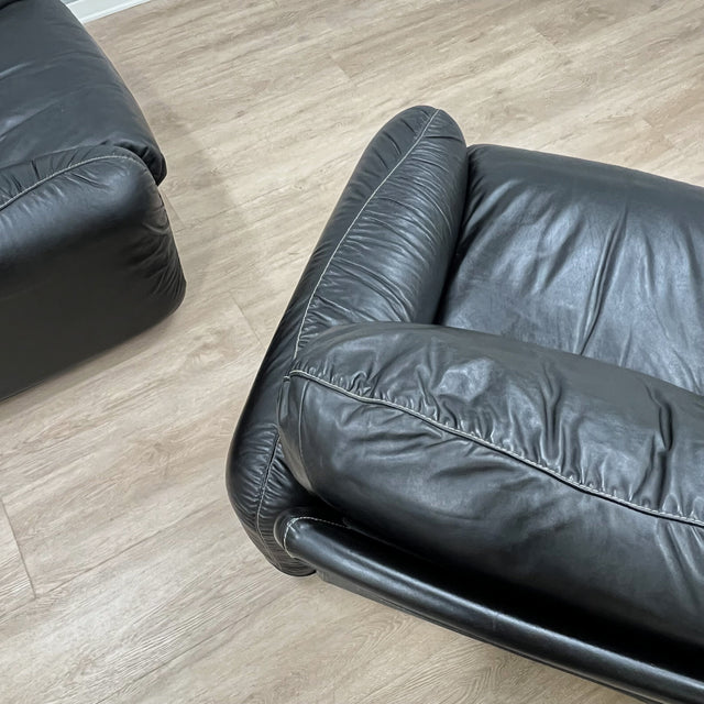 Pair of 1970s Italian Busnelli Piumotto black leather armchairs with original stamped ABS bases. Coppia poltrone Piumotto Busnelli in pelle nera.