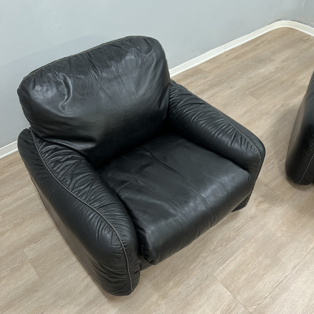 Pair of 1970s Italian Busnelli Piumotto black leather armchairs with original stamped ABS bases. Coppia poltrone Piumotto Busnelli in pelle nera.
