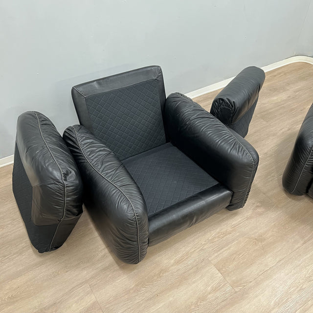 Pair of 1970s Italian Busnelli Piumotto black leather armchairs with original stamped ABS bases. Coppia poltrone Piumotto Busnelli in pelle nera.