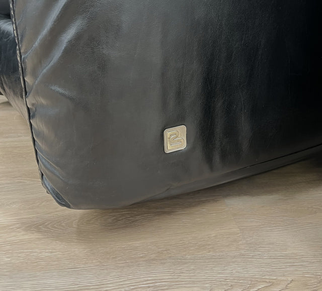 Pair of 1970s Italian Busnelli Piumotto black leather armchairs with original stamped ABS bases. Coppia poltrone Piumotto Busnelli in pelle nera.