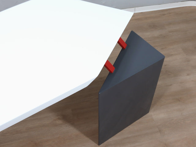1980s Saporiti Post-Modern desk by Franco Corradini, sail-shaped white top, red metal legs. Scrivania vintage anni 80. Bureau Memphis design.