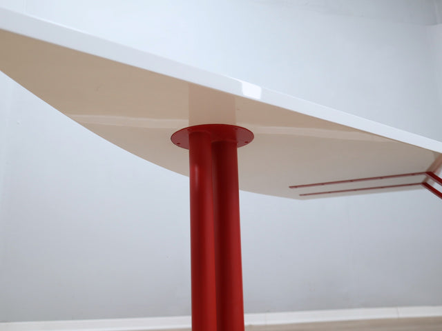 1980s Saporiti Post-Modern desk by Franco Corradini, sail-shaped white top, red metal legs. Scrivania vintage anni 80. Bureau Memphis design.
