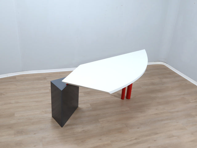 1980s Saporiti Post-Modern desk by Franco Corradini, sail-shaped white top, red metal legs. Scrivania vintage anni 80. Bureau Memphis design.
