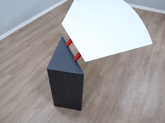 1980s Saporiti Post-Modern desk by Franco Corradini, sail-shaped white top, red metal legs. Scrivania vintage anni 80. Bureau Memphis design.