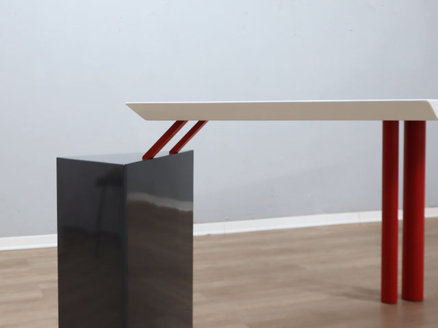 1980s Saporiti Post-Modern desk by Franco Corradini, sail-shaped white top, red metal legs. Scrivania vintage anni 80. Bureau Memphis design.