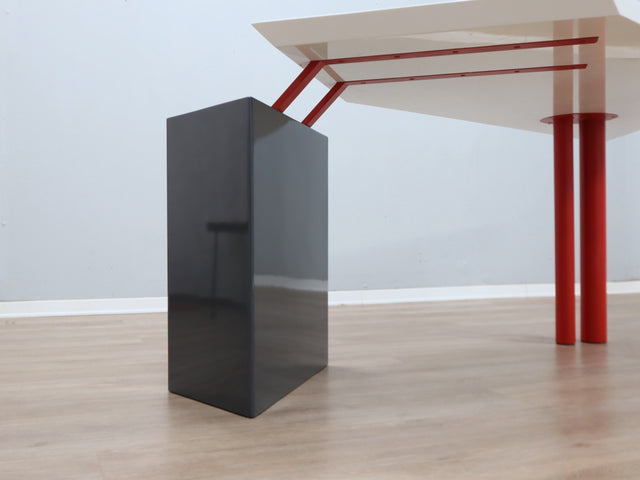 1980s Saporiti Post-Modern desk by Franco Corradini, sail-shaped white top, red metal legs. Scrivania vintage anni 80. Bureau Memphis design.