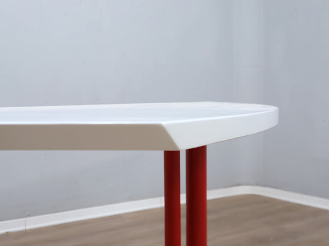 1980s Saporiti Post-Modern desk by Franco Corradini, sail-shaped white top, red metal legs. Scrivania vintage anni 80. Bureau Memphis design.