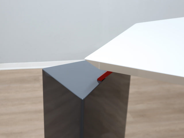 1980s Saporiti Post-Modern desk by Franco Corradini, sail-shaped white top, red metal legs. Scrivania vintage anni 80. Bureau Memphis design.