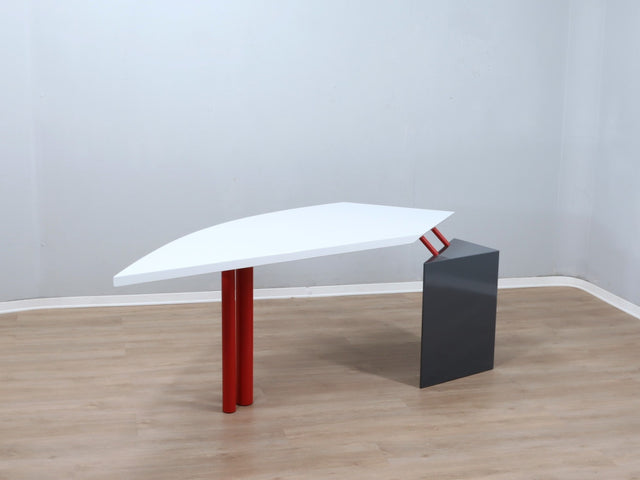 1980s Saporiti Post-Modern desk by Franco Corradini, sail-shaped white top, red metal legs. Scrivania vintage anni 80. Bureau Memphis design.