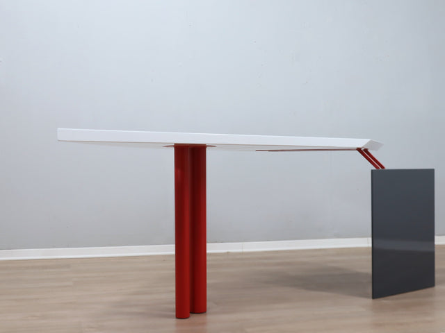 1980s Saporiti Post-Modern desk by Franco Corradini, sail-shaped white top, red metal legs. Scrivania vintage anni 80. Bureau Memphis design.