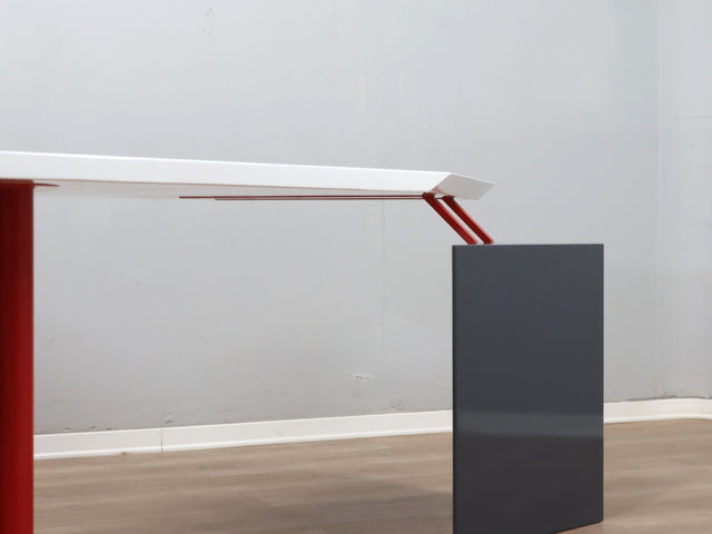 1980s Saporiti Post-Modern desk by Franco Corradini, sail-shaped white top, red metal legs. Scrivania vintage anni 80. Bureau Memphis design.