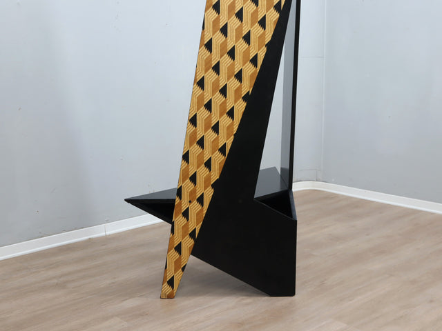 Geometric triangle texture detail, Memphis style. Profilo texture geometrica. Détail texture géométrique jaune et noire. Geometrisches Muster Detail.