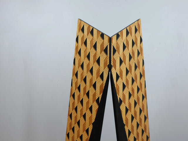 Geometric triangle texture detail, Memphis style. Profilo texture geometrica. Détail texture géométrique jaune et noire. Geometrisches Muster Detail.