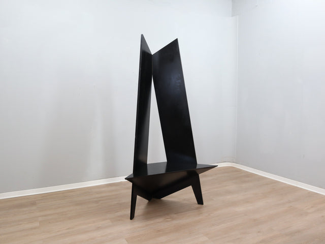 Architectural silhouette black chair, 80s radical design. Struttura scultorea laminato nero. Silhouette architecturale noire. Radikales italienisches Design.