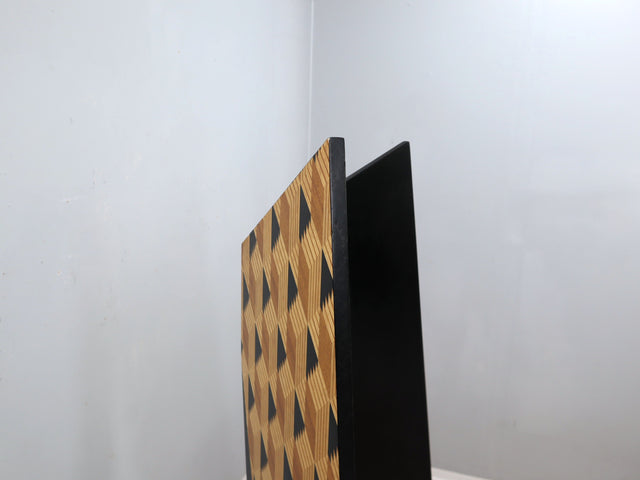 Geometric triangle texture detail, Memphis style. Profilo texture geometrica. Détail texture géométrique jaune et noire. Geometrisches Muster Detail.